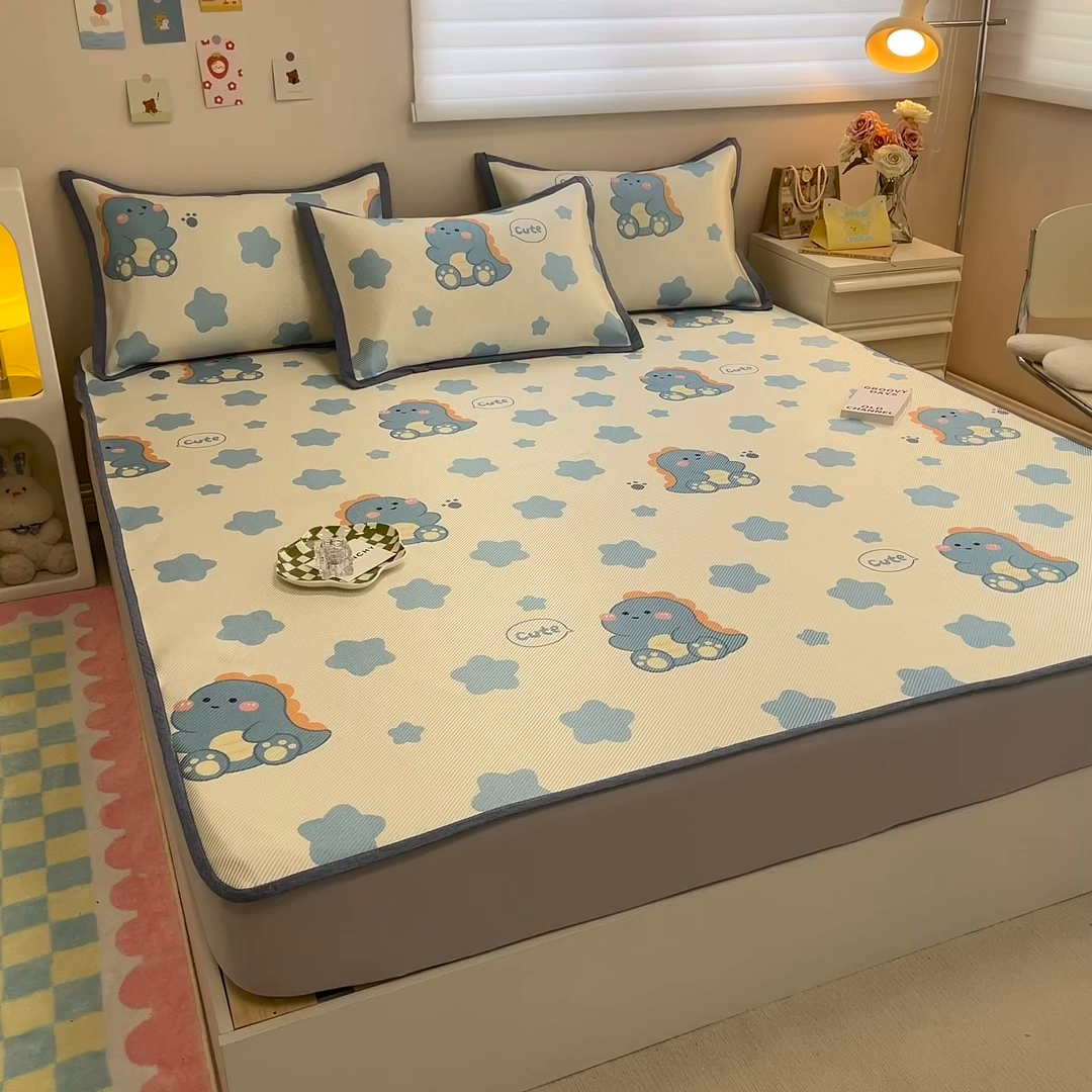 91家纺网 家纺一手货源 找家纺 懒猫家纺 2026春夏新款600D数码印花冰藤凉席席子-床笠款 小恐龙