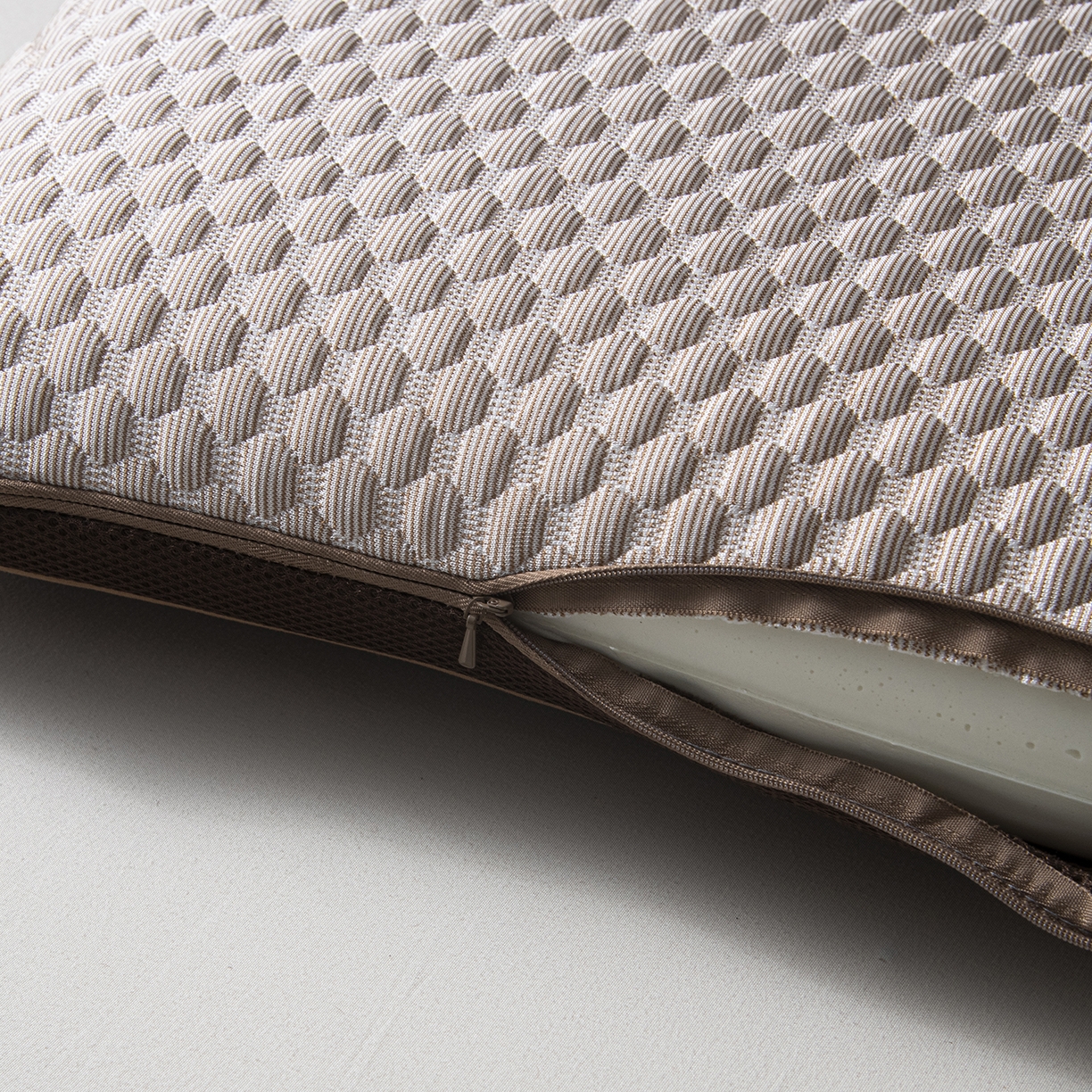 91家纺网 家纺一手货源 找家纺 莉迪娅 2026新款Pe凉感枕  枕头枕芯 Pe韩式中国结【填充记忆棉】