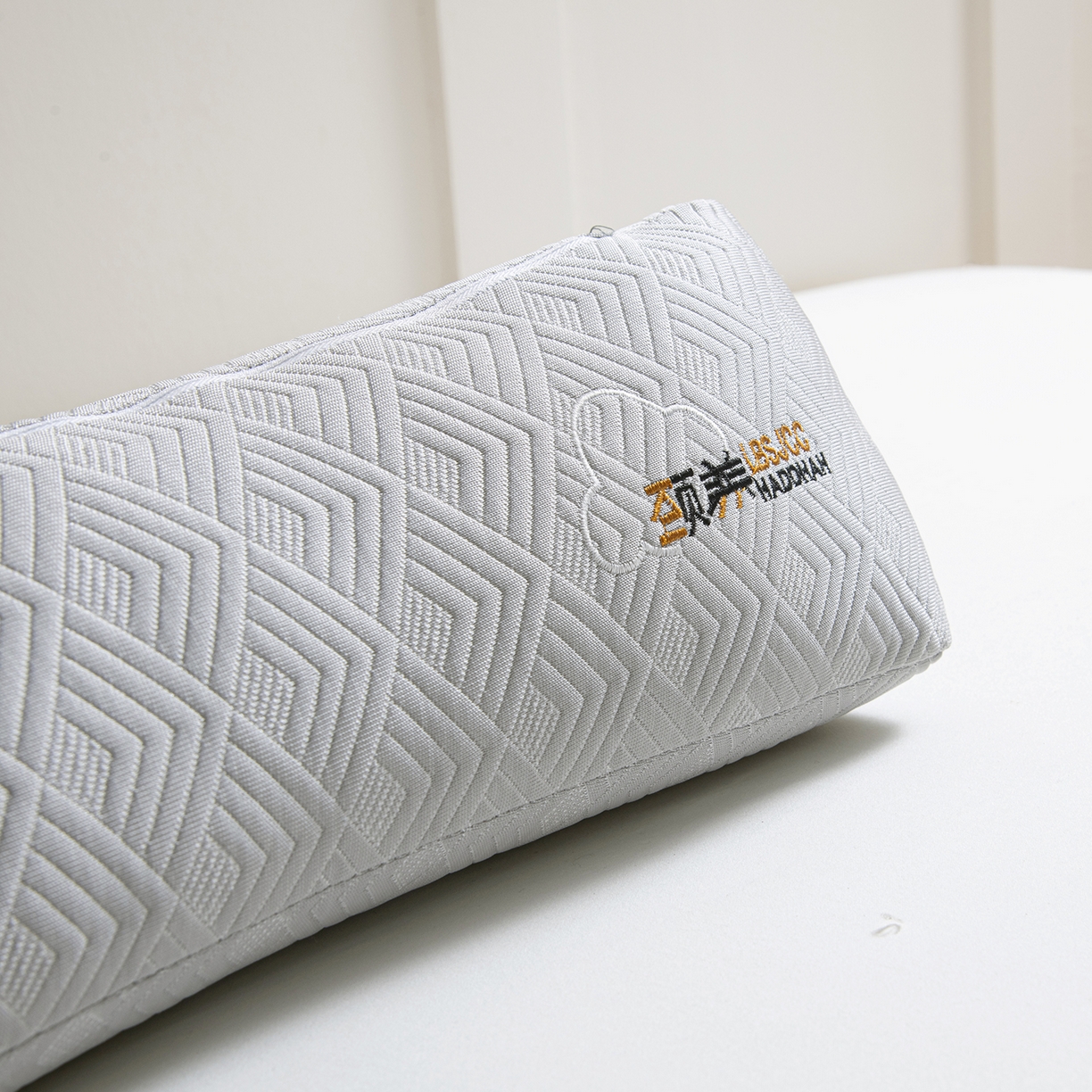 91家纺网 家纺一手货源 找家纺 莉迪娅 2026新款静养三角颈椎枕  枕头枕芯 静养三角颈椎枕灰【填充荞麦壳】