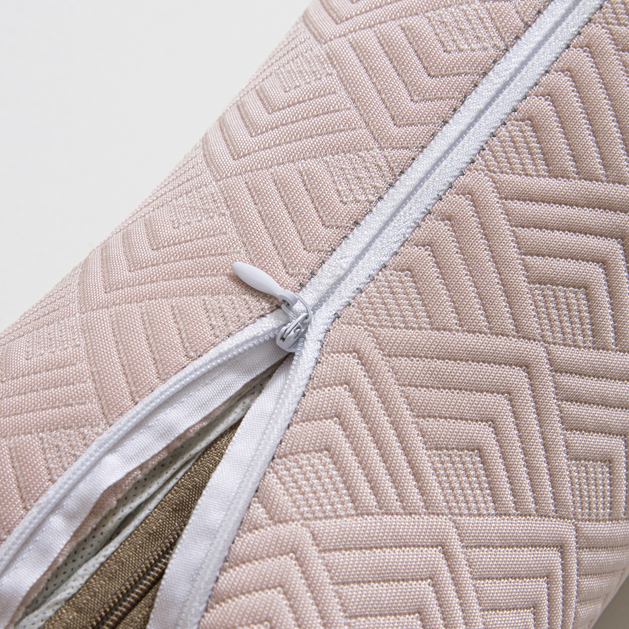 91家纺网 家纺一手货源 找家纺 莉迪娅 2026新款静养三角颈椎枕  枕头枕芯 静养三角颈椎枕粉【填充高粱壳】