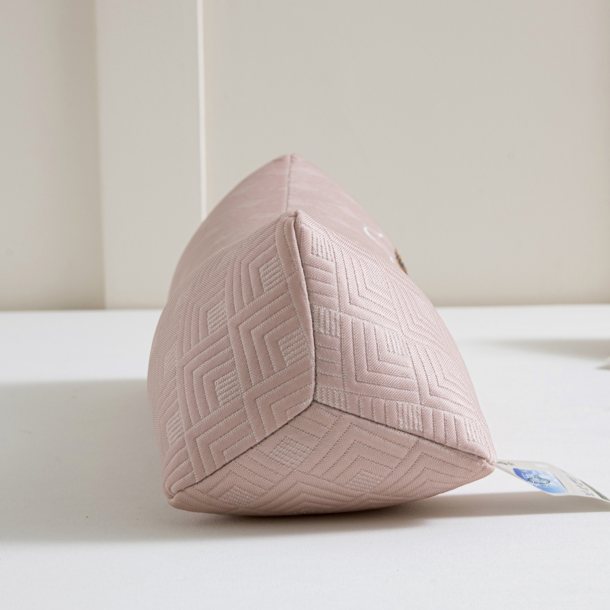 91家纺网 家纺一手货源 找家纺 莉迪娅 2026新款静养三角颈椎枕  枕头枕芯 静养三角颈椎枕粉【填充高粱壳】