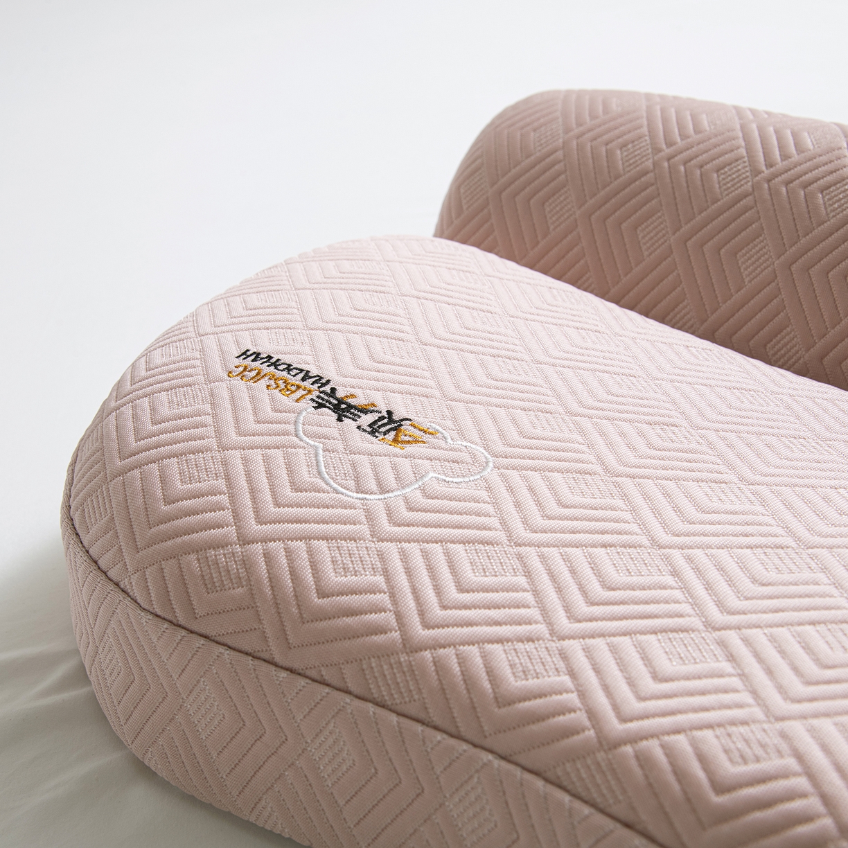 91家纺网 家纺一手货源 找家纺 莉迪娅 2026新款凉感丝牵引枕  枕头枕芯 静养牵引枕粉