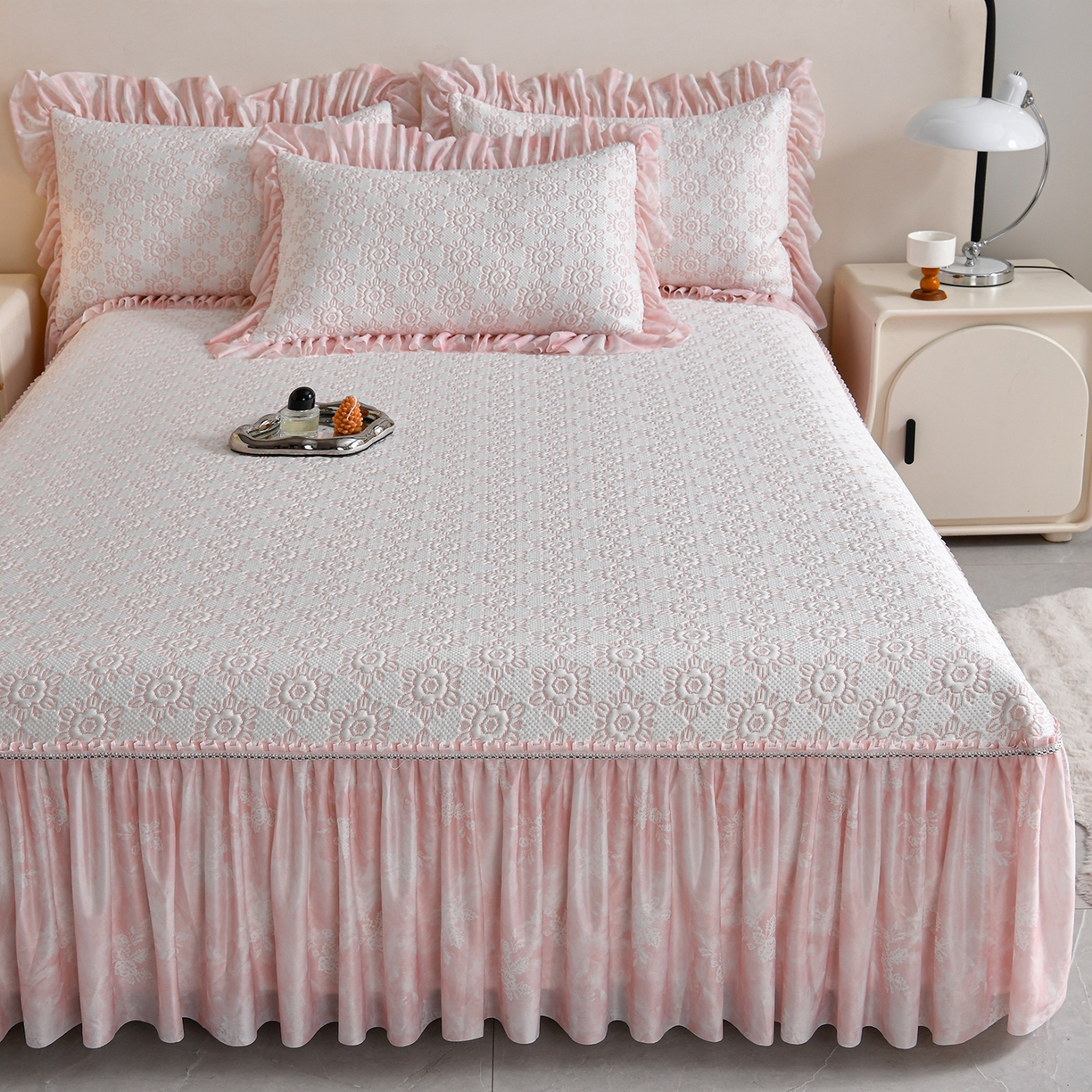 91家纺网 家纺一手货源 找家纺 民新家纺 2026新款PE乙纶冰豆豆床裙款凉席三件套 花韵-粉