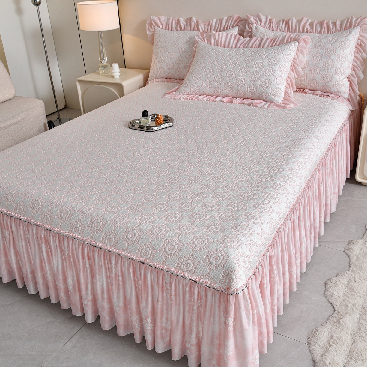 91家纺网 家纺一手货源 找家纺 民新家纺 2026新款PE乙纶冰豆豆床裙款凉席三件套 花韵-粉