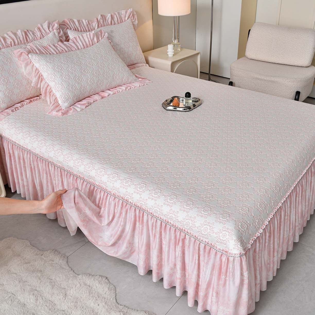 91家纺网 家纺一手货源 找家纺 民新家纺 2026新款PE乙纶冰豆豆床裙款凉席三件套 花韵-粉