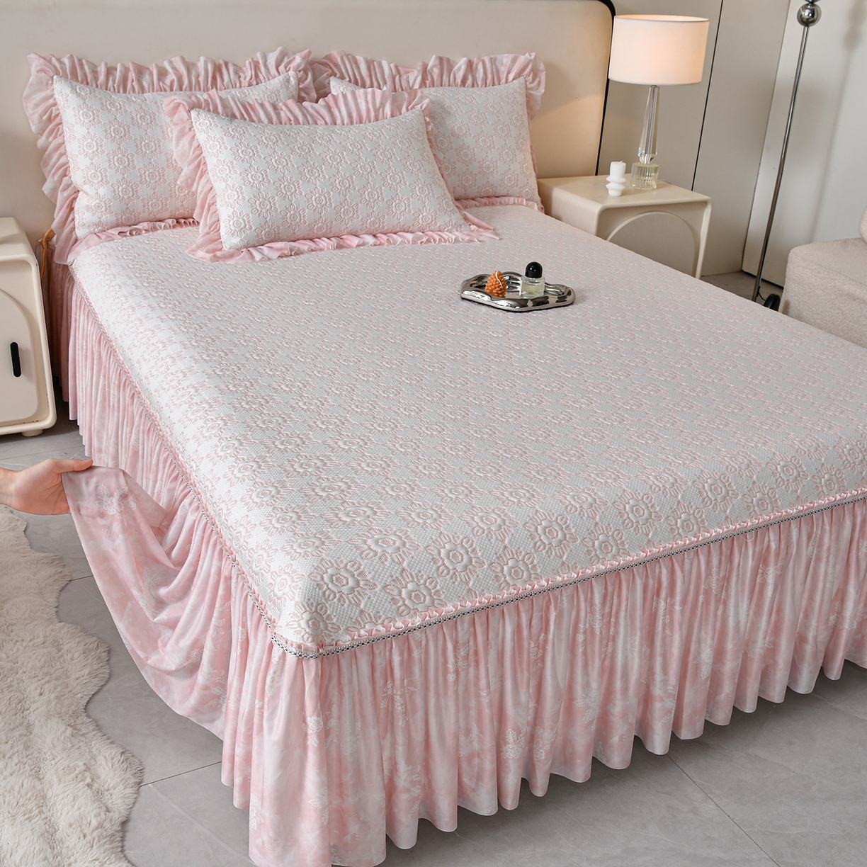 91家纺网 家纺一手货源 找家纺 民新家纺 2026新款PE乙纶冰豆豆床裙款凉席三件套 花韵-粉