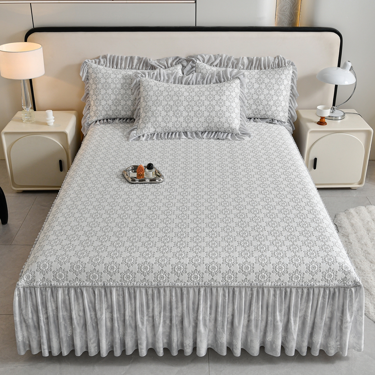 91家纺网 家纺一手货源 找家纺 民新家纺 2026新款PE乙纶冰豆豆床裙款凉席三件套 花韵-灰