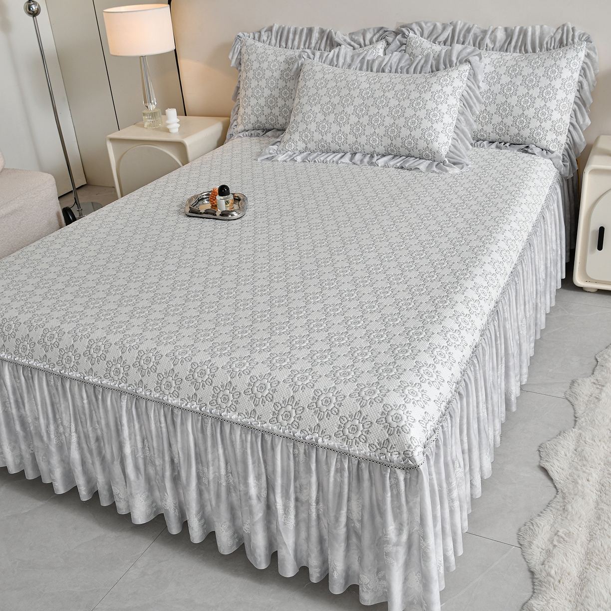 91家纺网 家纺一手货源 找家纺 民新家纺 2026新款PE乙纶冰豆豆床裙款凉席三件套 花韵-灰