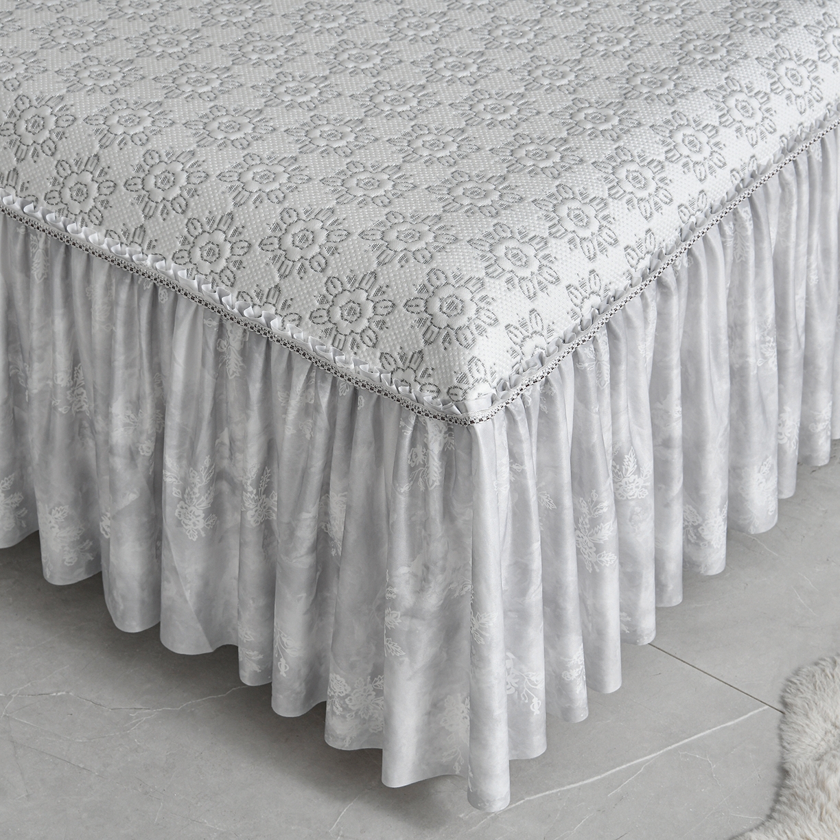 91家纺网 家纺一手货源 找家纺 民新家纺 2026新款PE乙纶冰豆豆床裙款凉席三件套 花韵-灰