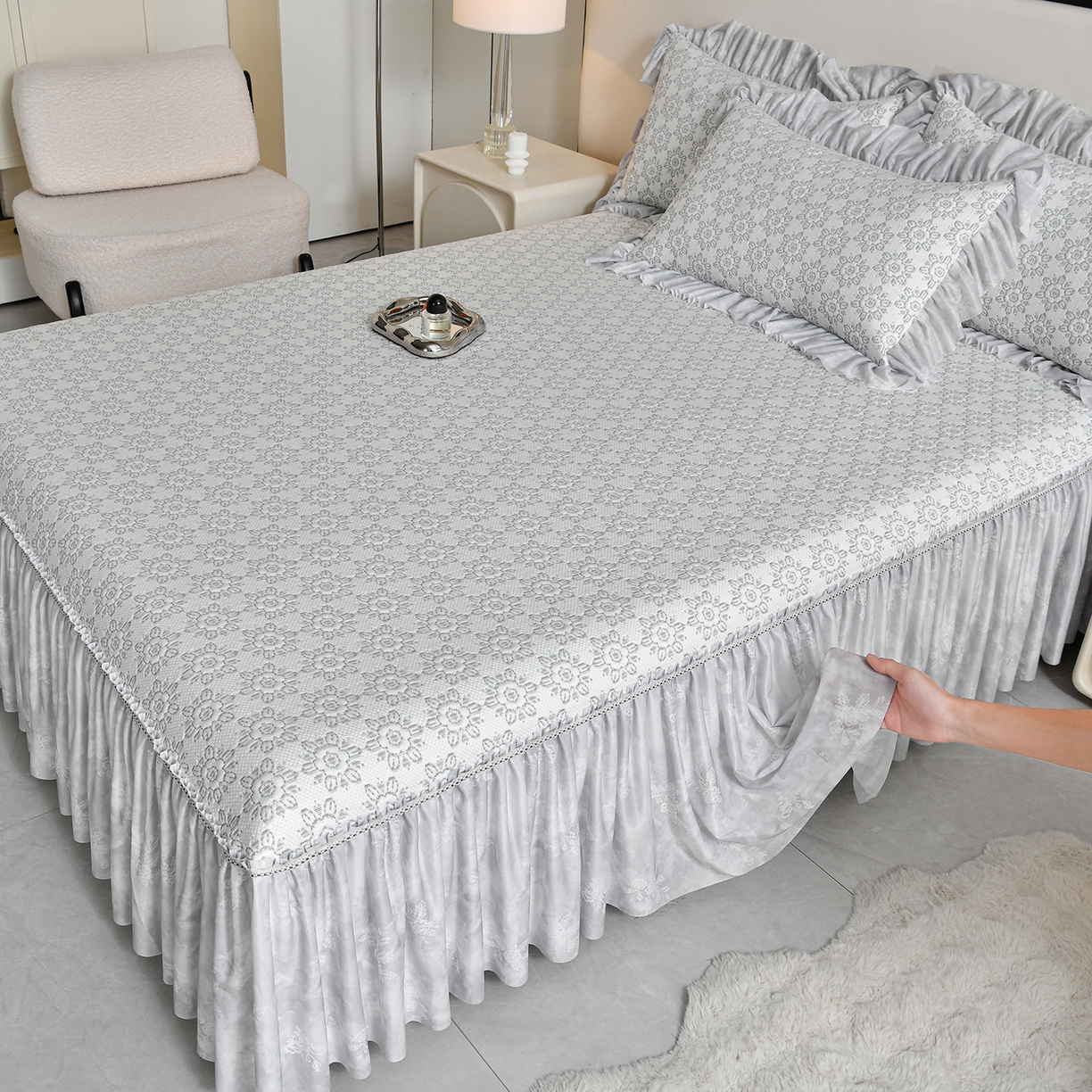 91家纺网 家纺一手货源 找家纺 民新家纺 2026新款PE乙纶冰豆豆床裙款凉席三件套 花韵-灰