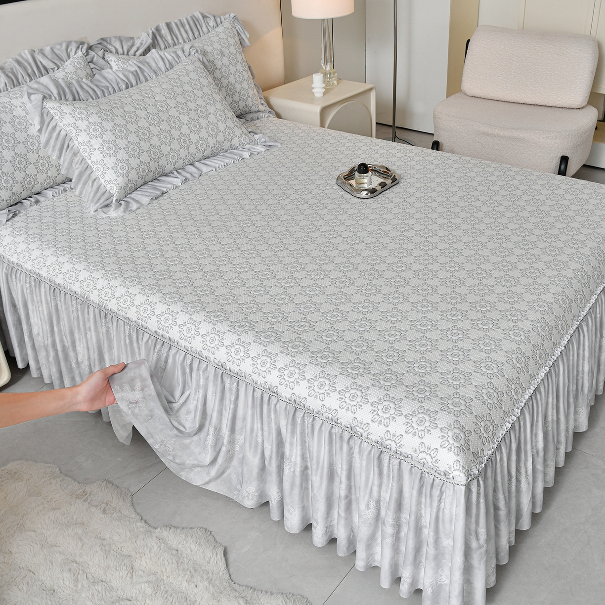 91家纺网 家纺一手货源 找家纺 民新家纺 2026新款PE乙纶冰豆豆床裙款凉席三件套 花韵-灰