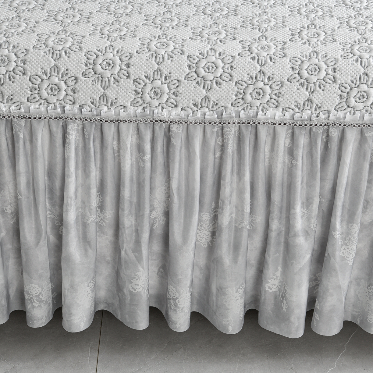 91家纺网 家纺一手货源 找家纺 民新家纺 2026新款PE乙纶冰豆豆床裙款凉席三件套 花韵-灰