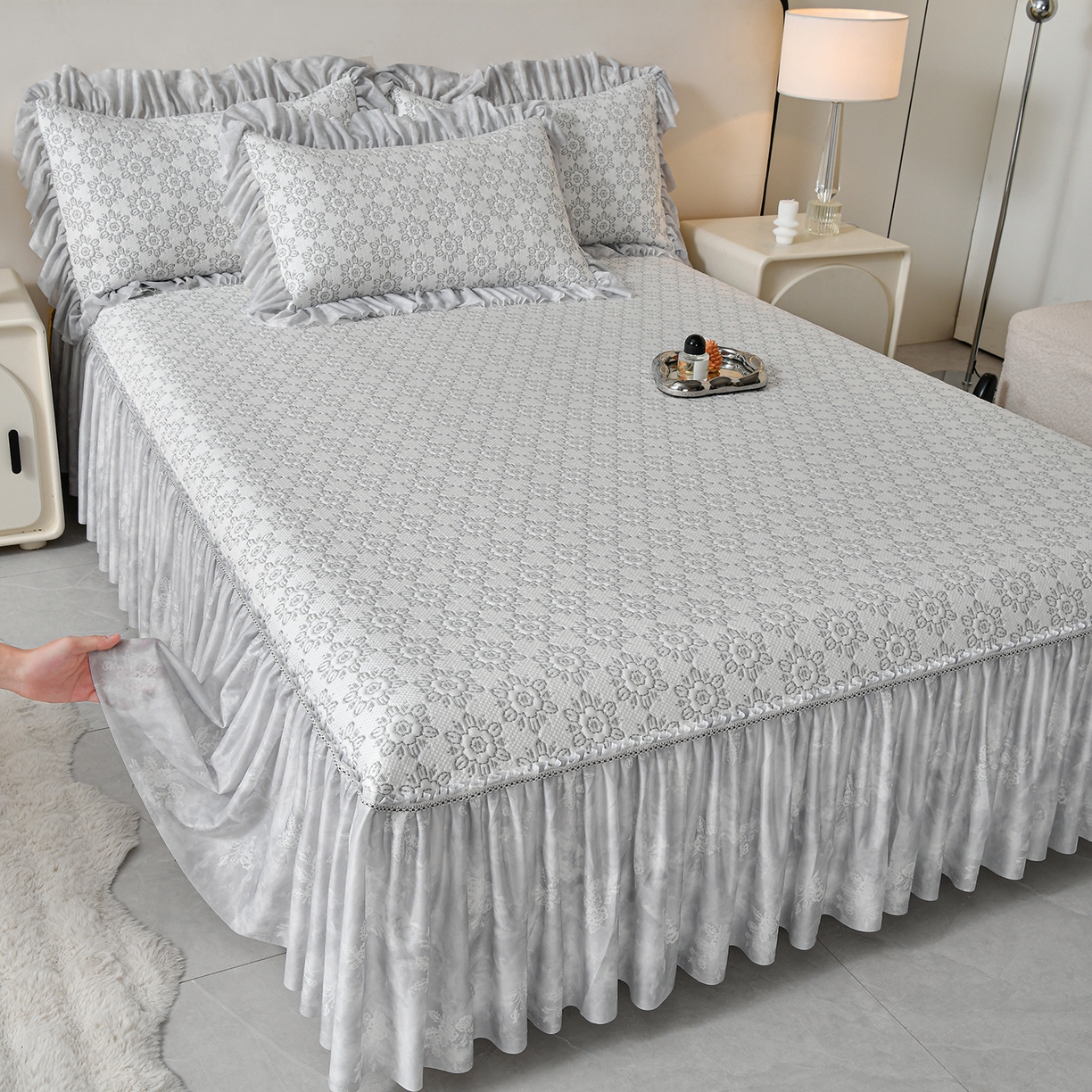 91家纺网 家纺一手货源 找家纺 民新家纺 2026新款PE乙纶冰豆豆床裙款凉席三件套 花韵-灰