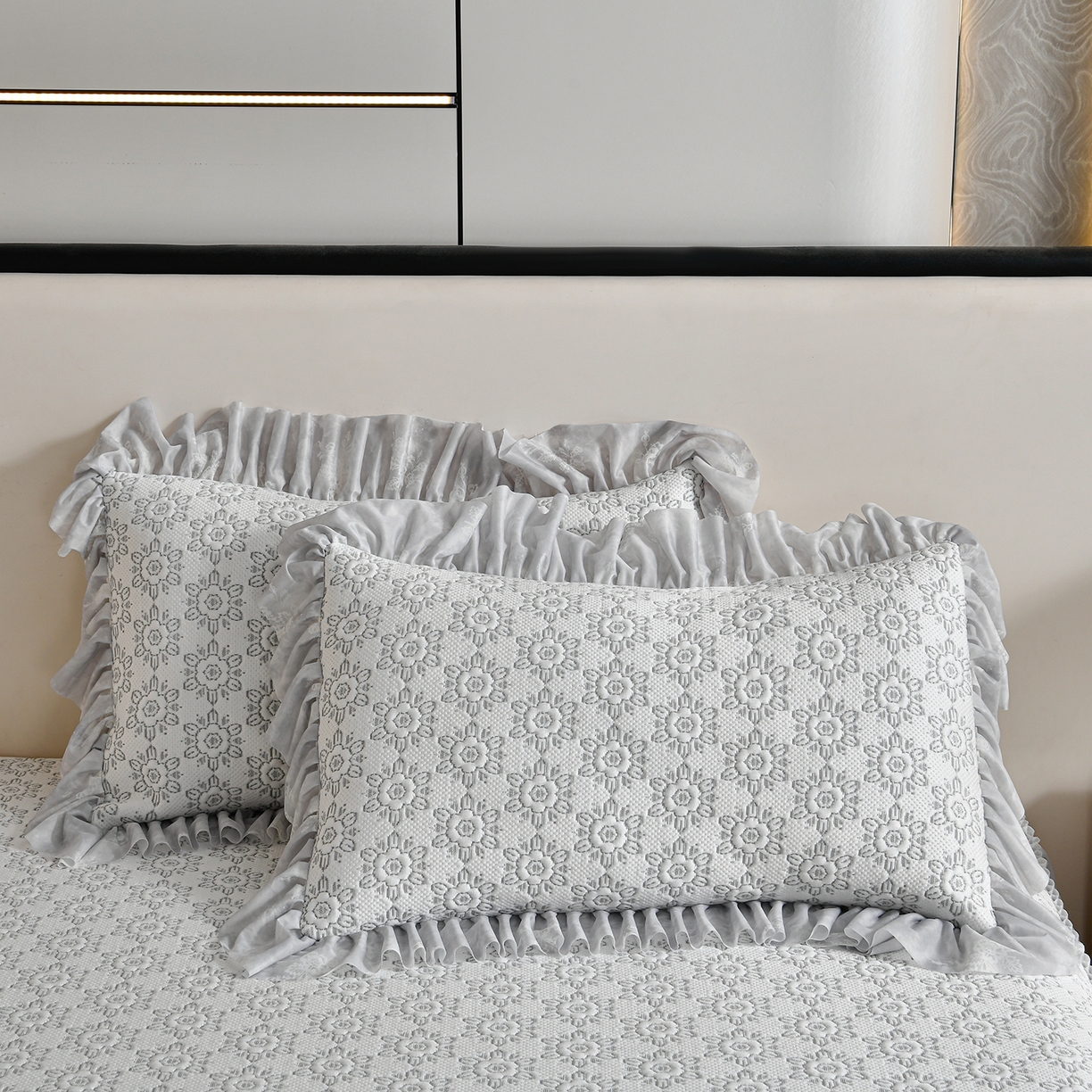 91家纺网 家纺一手货源 找家纺 民新家纺 2026新款PE乙纶冰豆豆床裙款凉席三件套 花韵-灰