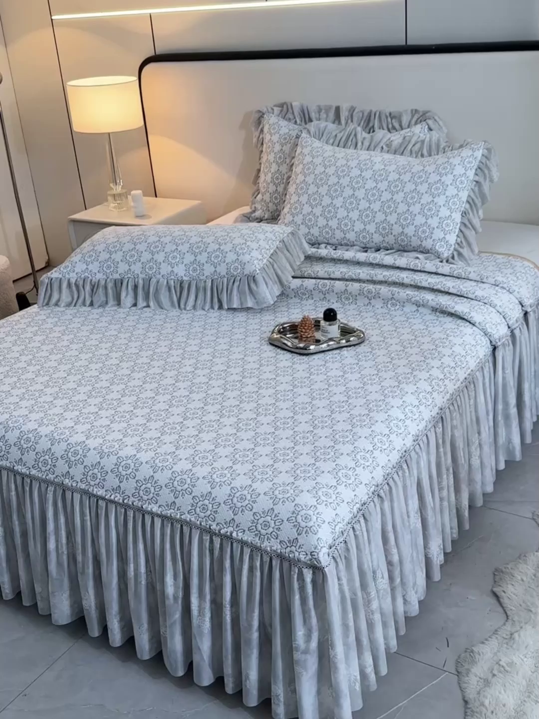 91家纺网 家纺一手货源 找家纺 民新家纺 2026新款PE乙纶冰豆豆床裙款凉席三件套 花韵-灰