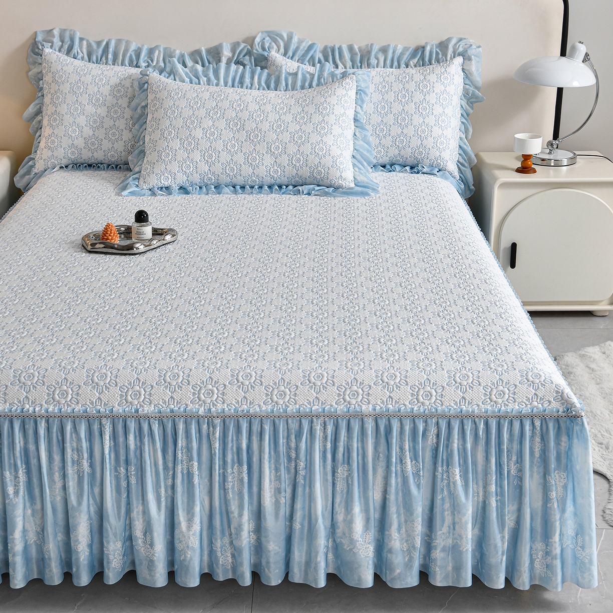 91家纺网 家纺一手货源 找家纺 民新家纺 2026新款PE乙纶冰豆豆床裙款凉席三件套 花韵-蓝