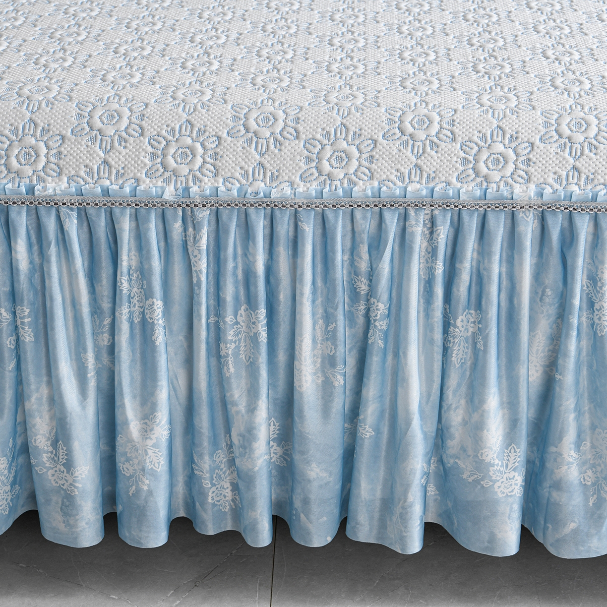 91家纺网 家纺一手货源 找家纺 民新家纺 2026新款PE乙纶冰豆豆床裙款凉席三件套 花韵-蓝