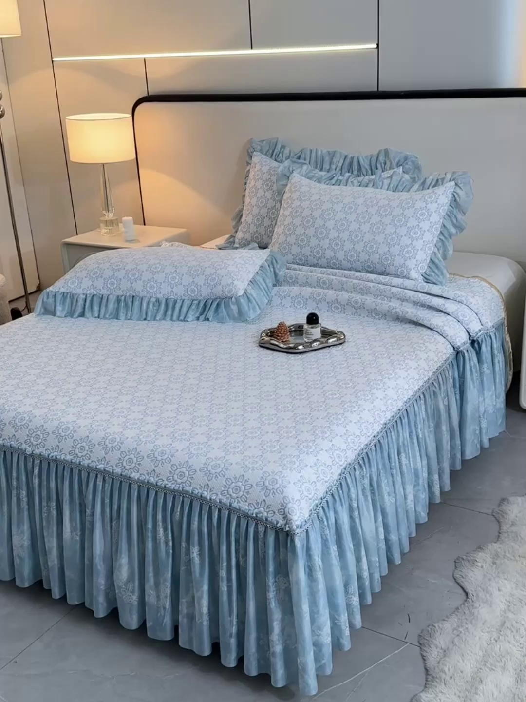 91家纺网 家纺一手货源 找家纺 民新家纺 2026新款PE乙纶冰豆豆床裙款凉席三件套 花韵-蓝