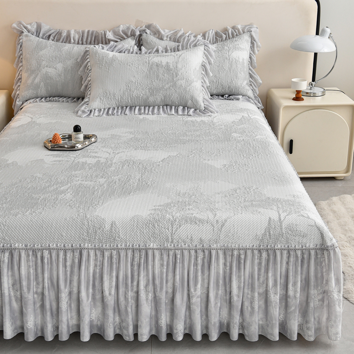 91家纺网 家纺一手货源 找家纺 民新家纺 2026新款PE乙纶冰豆豆床裙款凉席三件套 意境-灰