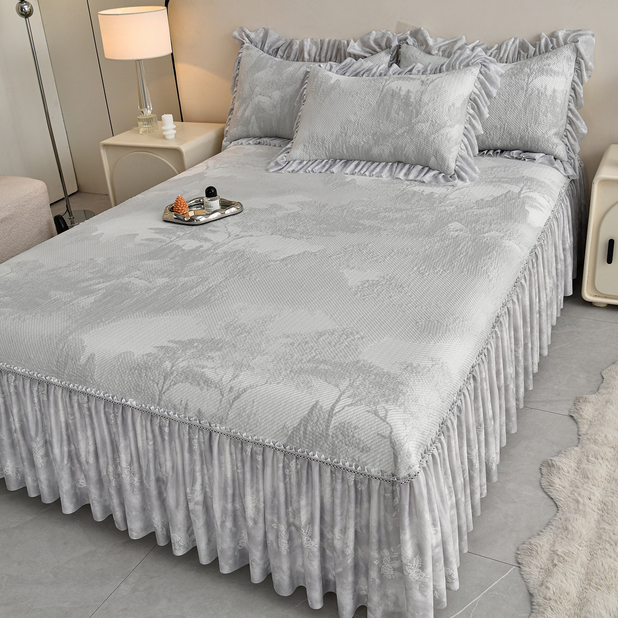 91家纺网 家纺一手货源 找家纺 民新家纺 2026新款PE乙纶冰豆豆床裙款凉席三件套 意境-灰