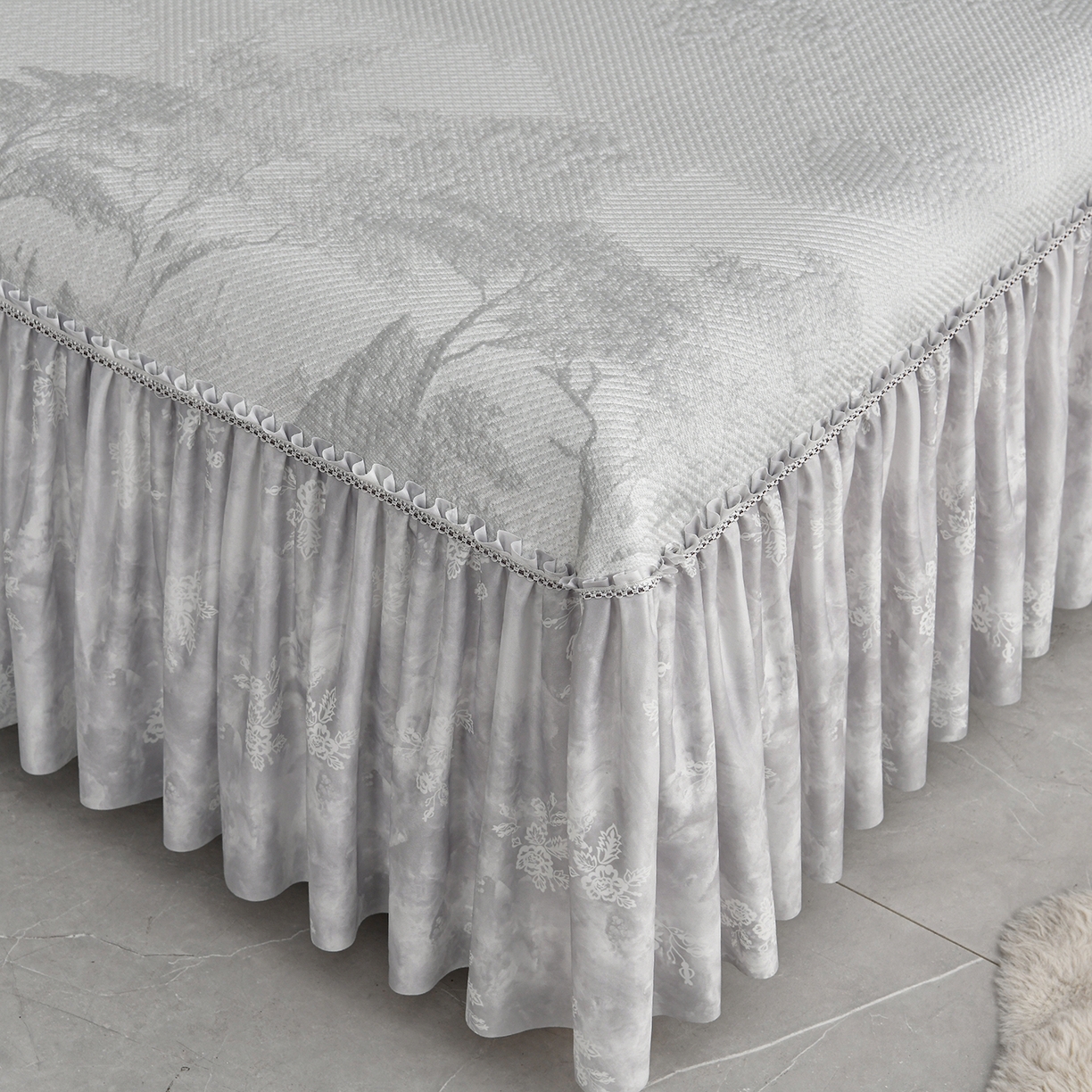 91家纺网 家纺一手货源 找家纺 民新家纺 2026新款PE乙纶冰豆豆床裙款凉席三件套 意境-灰