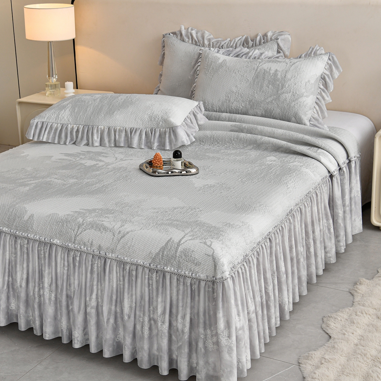 91家纺网 家纺一手货源 找家纺 民新家纺 2026新款PE乙纶冰豆豆床裙款凉席三件套 意境-灰