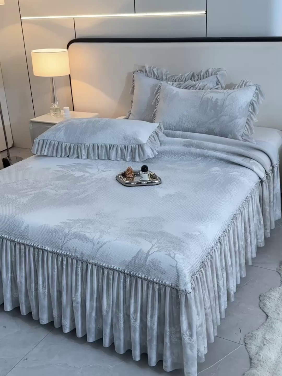 91家纺网 家纺一手货源 找家纺 民新家纺 2026新款PE乙纶冰豆豆床裙款凉席三件套 意境-灰