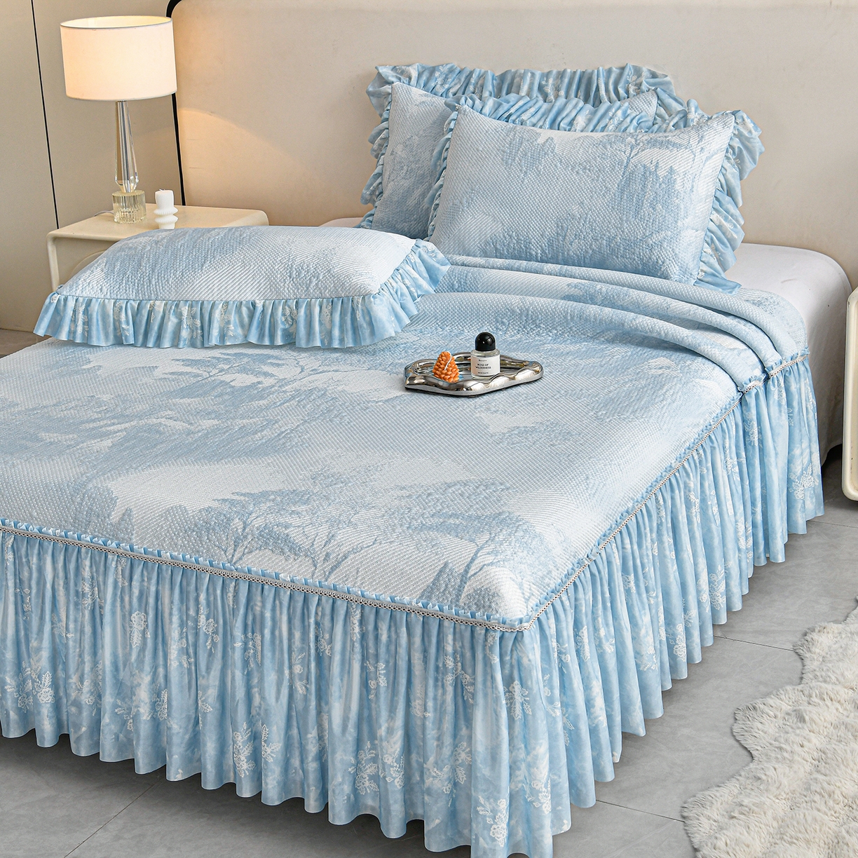 91家纺网 家纺一手货源 找家纺 民新家纺 2026新款PE乙纶冰豆豆床裙款凉席三件套 意境-蓝