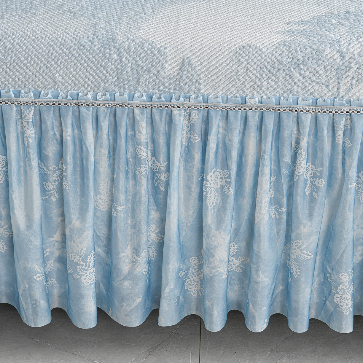 91家纺网 家纺一手货源 找家纺 民新家纺 2026新款PE乙纶冰豆豆床裙款凉席三件套 意境-蓝