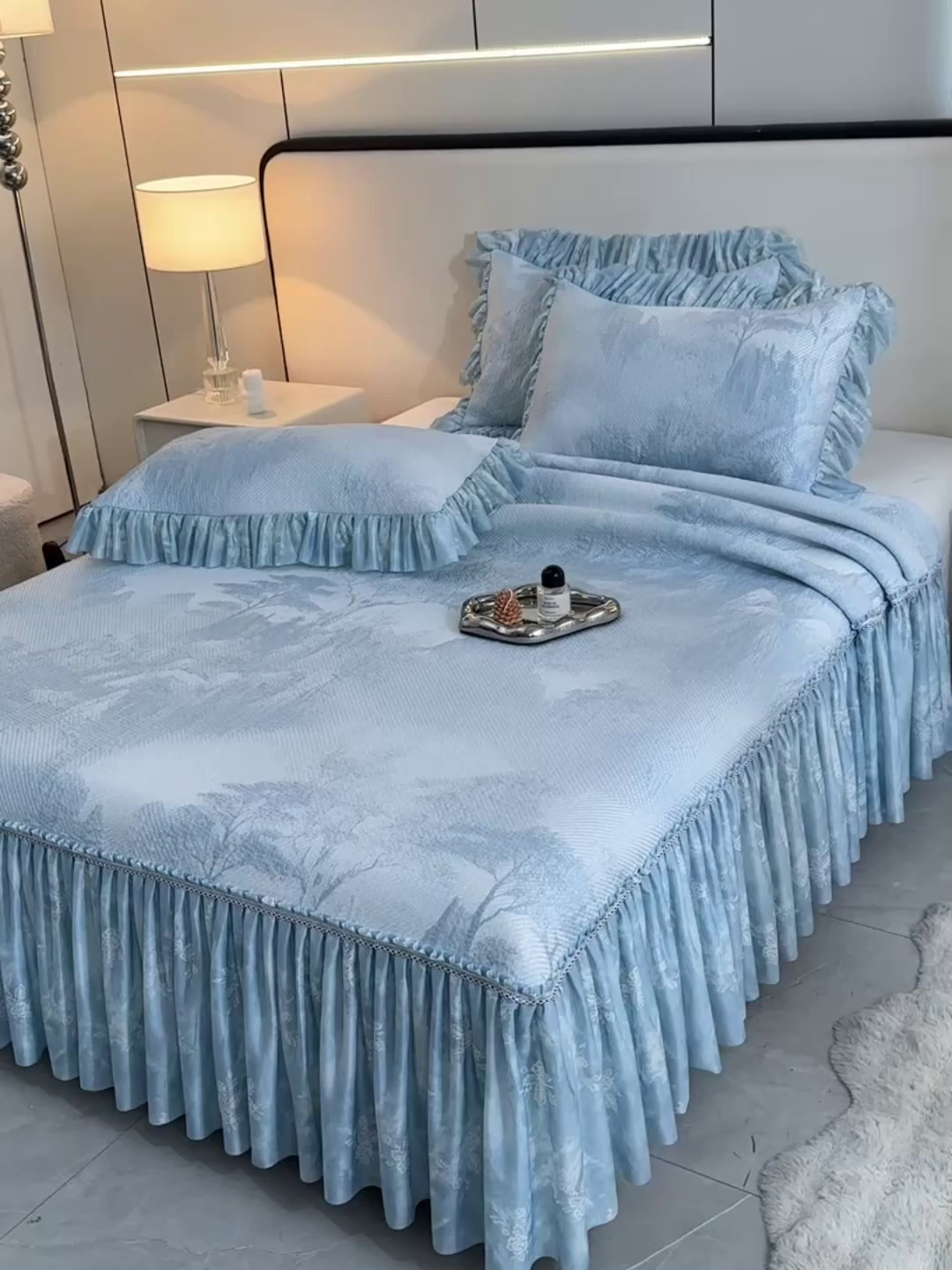 91家纺网 家纺一手货源 找家纺 民新家纺 2026新款PE乙纶冰豆豆床裙款凉席三件套 意境-蓝