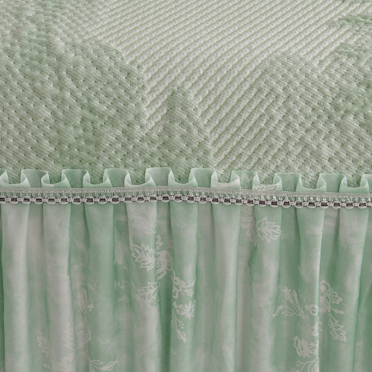 91家纺网 家纺一手货源 找家纺 民新家纺 2026新款PE乙纶冰豆豆床裙款凉席三件套 意境-绿