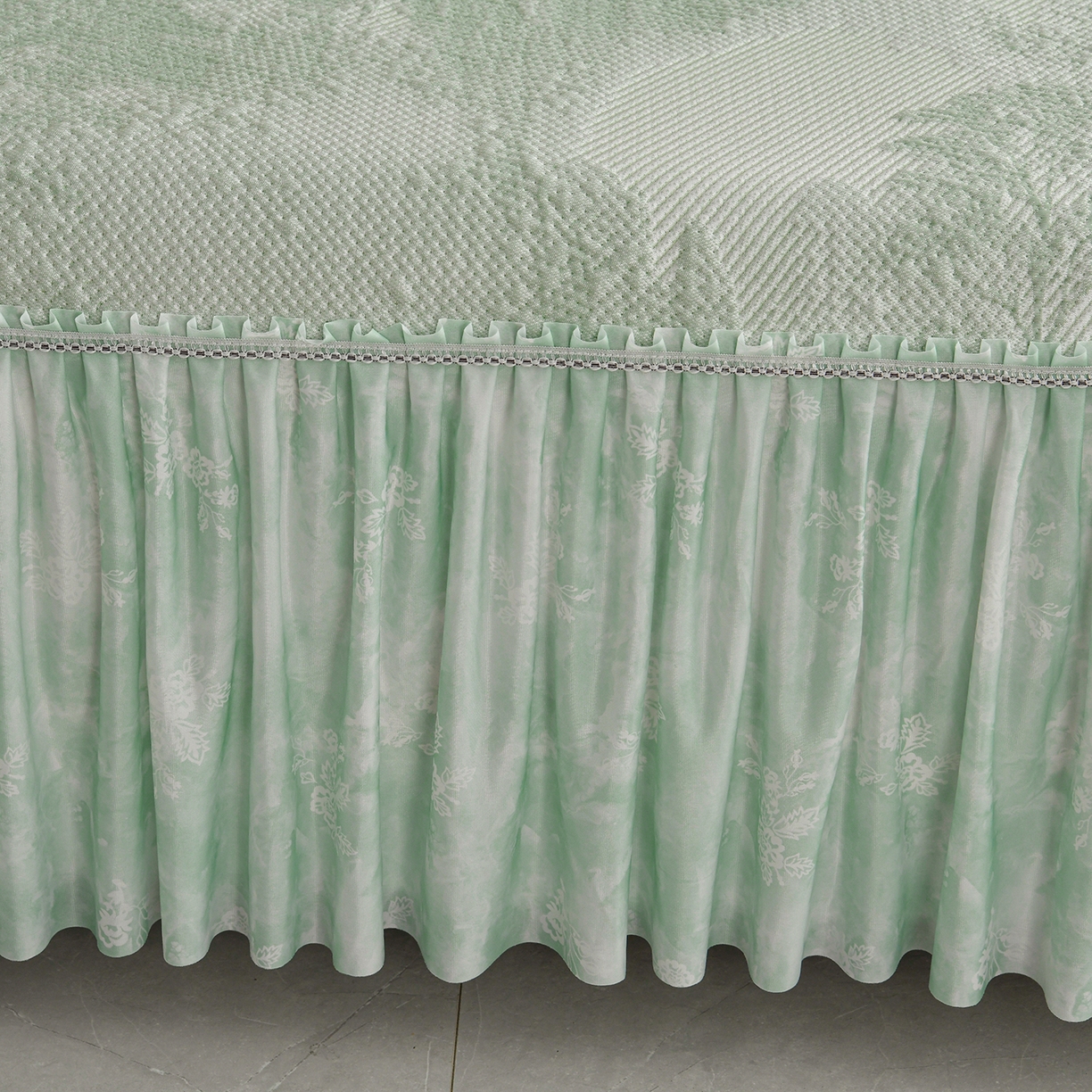 91家纺网 家纺一手货源 找家纺 民新家纺 2026新款PE乙纶冰豆豆床裙款凉席三件套 意境-绿