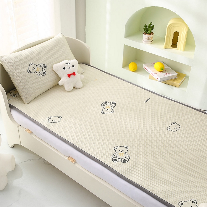 91家纺网 家纺一手货源 找家纺 宅部落 2026春夏新款A类提花儿童凉席幼儿园凉席PE凉感儿童席凉席席子空调软席 奶熊小窝