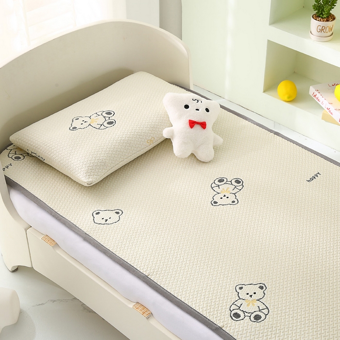 91家纺网 家纺一手货源 找家纺 宅部落 2026春夏新款A类提花儿童凉席幼儿园凉席PE凉感儿童席凉席席子空调软席 奶熊小窝