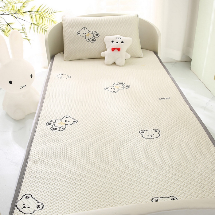 91家纺网 家纺一手货源 找家纺 宅部落 2026春夏新款A类提花儿童凉席幼儿园凉席PE凉感儿童席凉席席子空调软席 奶熊小窝