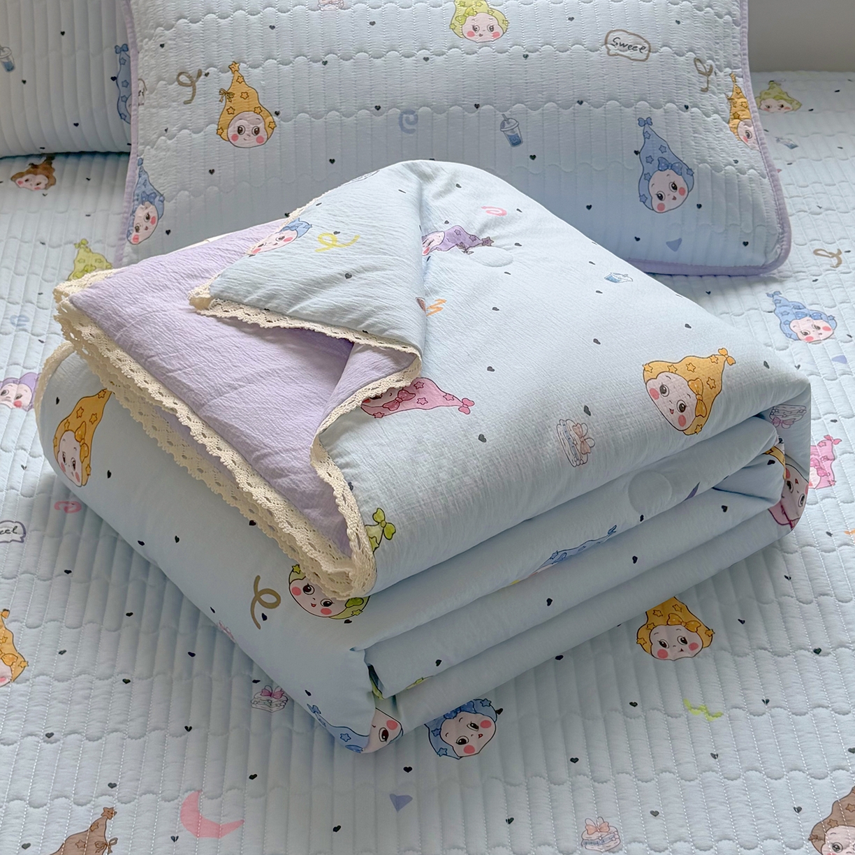 91家纺网 家纺一手货源 找家纺 悠米悠家 2026春夏新款木棉双层纱单夏被夏凉被空调被床盖四件套 星梦精灵仔