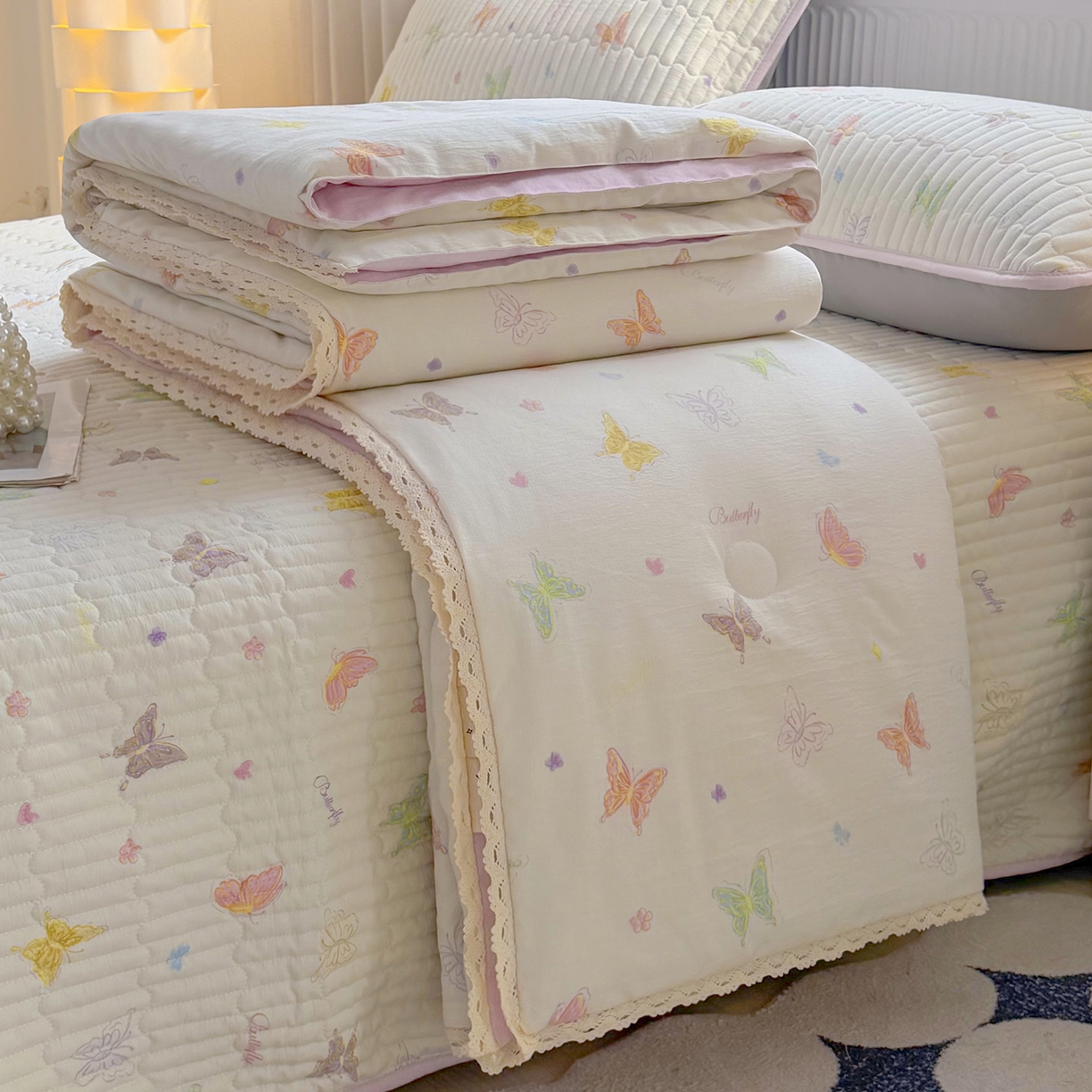 91家纺网 家纺一手货源 找家纺 悠米悠家 2026春夏新款木棉双层纱单夏被夏凉被空调被床盖四件套 温软蝶梦