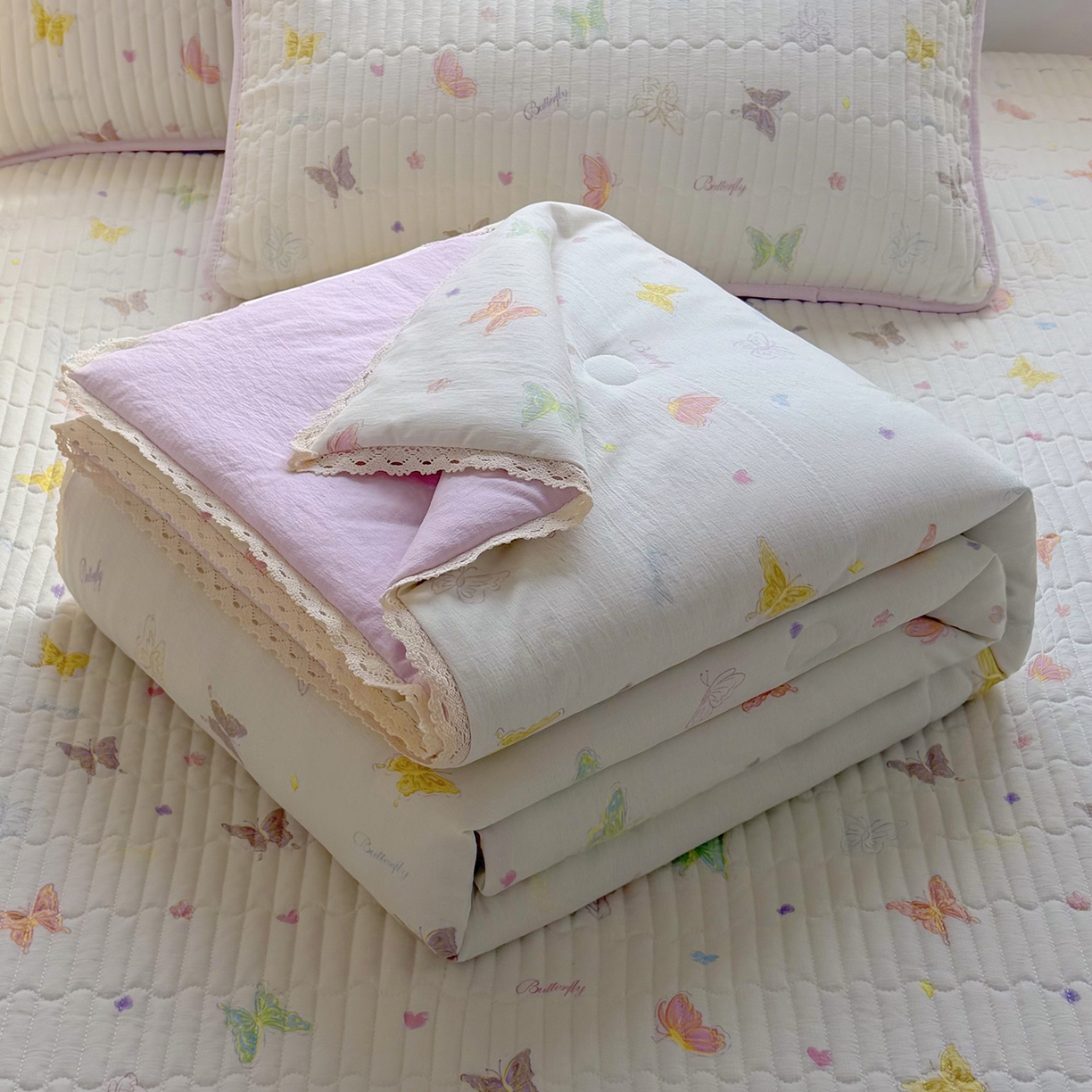 91家纺网 家纺一手货源 找家纺 悠米悠家 2026春夏新款木棉双层纱单夏被夏凉被空调被床盖四件套 温软蝶梦