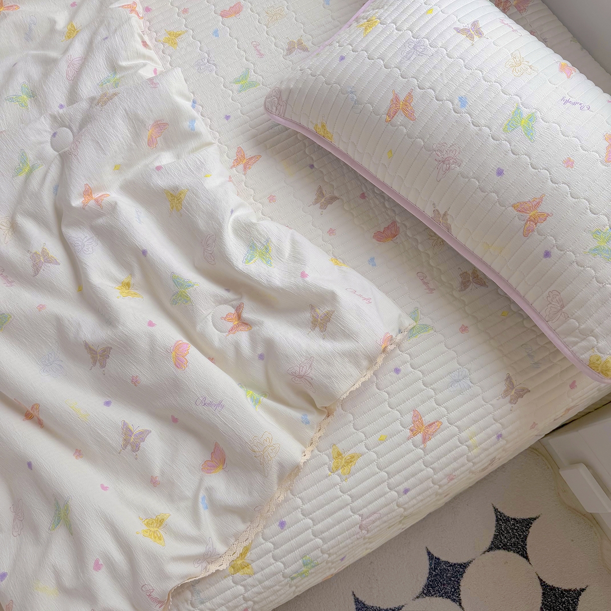 91家纺网 家纺一手货源 找家纺 悠米悠家 2026春夏新款木棉双层纱单夏被夏凉被空调被床盖四件套 温软蝶梦