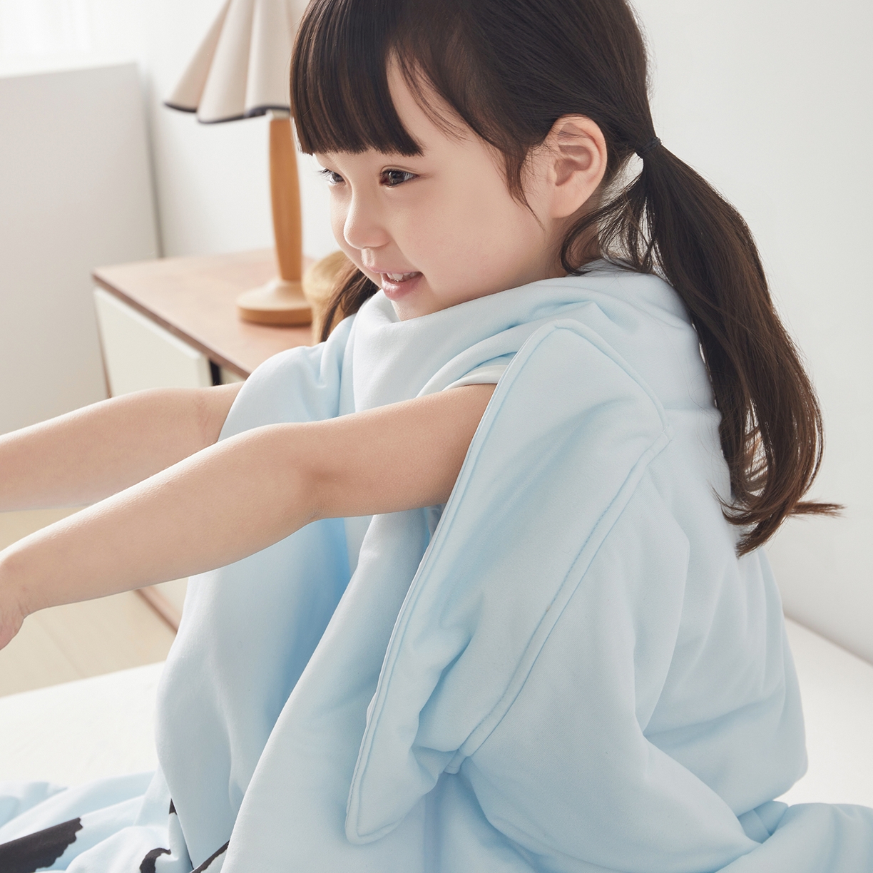 91家纺网 家纺一手货源 找家纺 荷马之梦 2026新款拥抱萌宠-原创卡通大版针织凉感山茶蚕丝儿童防踢拥抱被 蜗牛熊猫