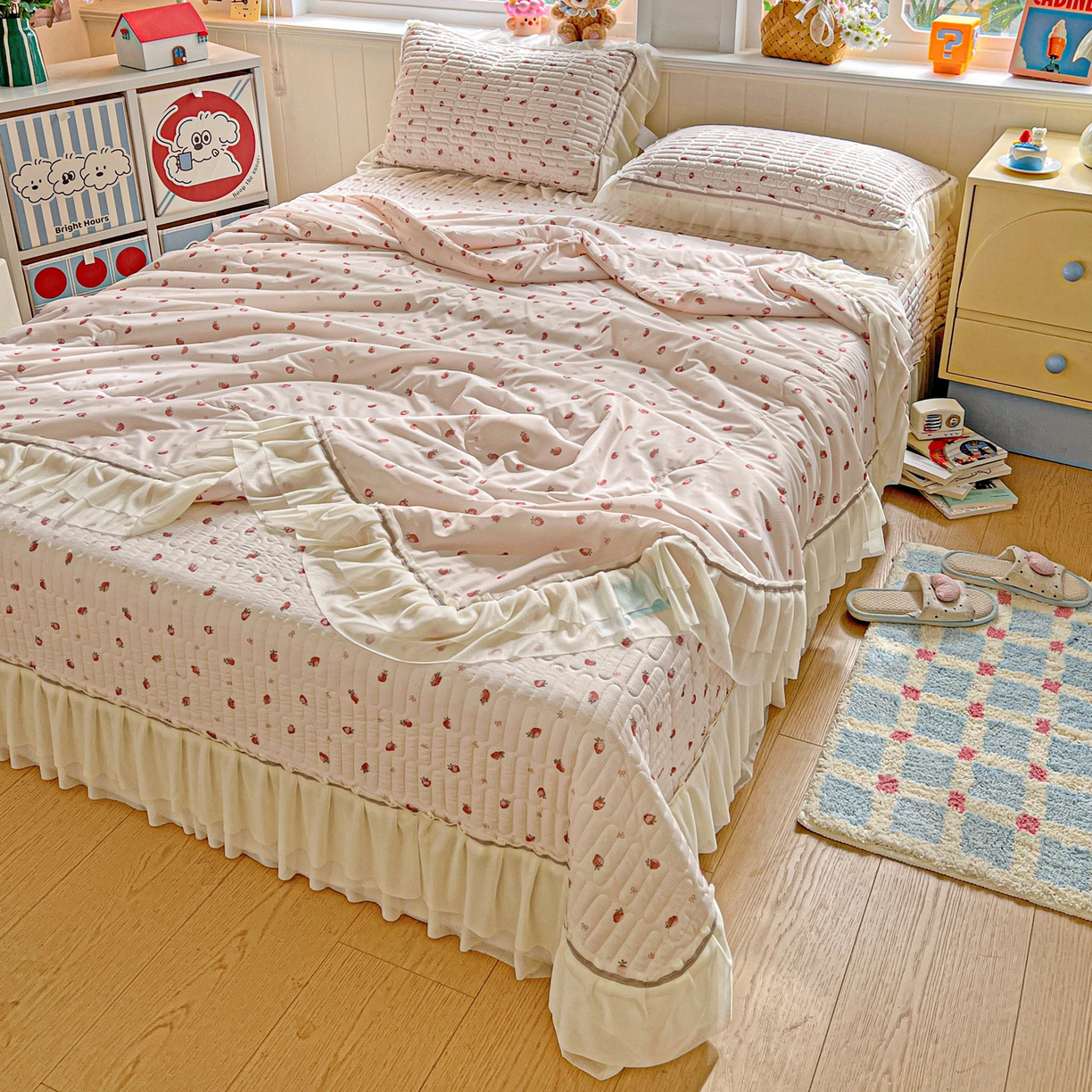 91家纺网 家纺一手货源 找家纺 富米莱（原臻工厂） 2026新款高奢维密花边冰肤格凉感夏凉被床盖夏被四件套 夏被床盖-草莓甜甜