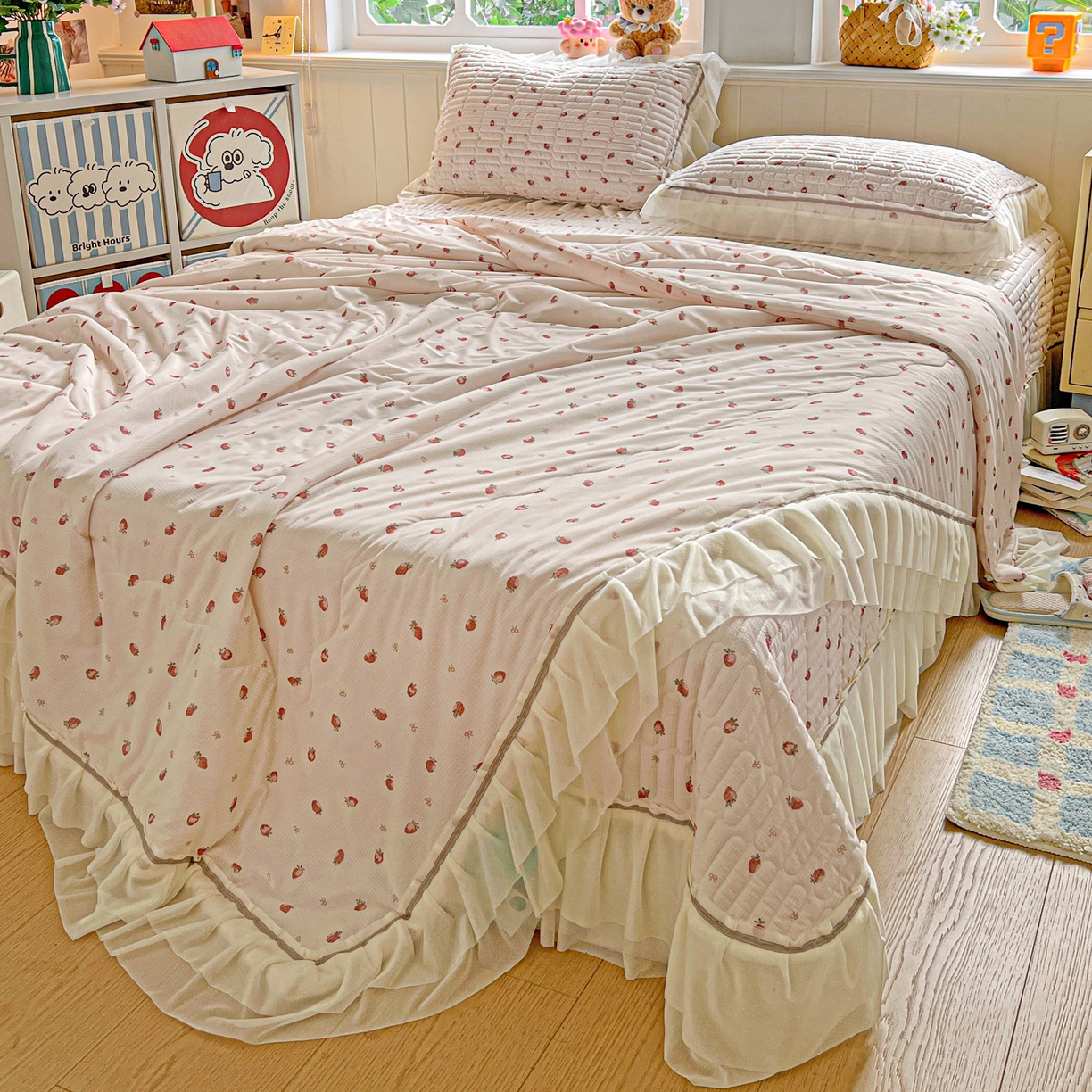 91家纺网 家纺一手货源 找家纺 富米莱（原臻工厂） 2026新款高奢维密花边冰肤格凉感夏凉被床盖夏被四件套 夏被床盖-草莓甜甜