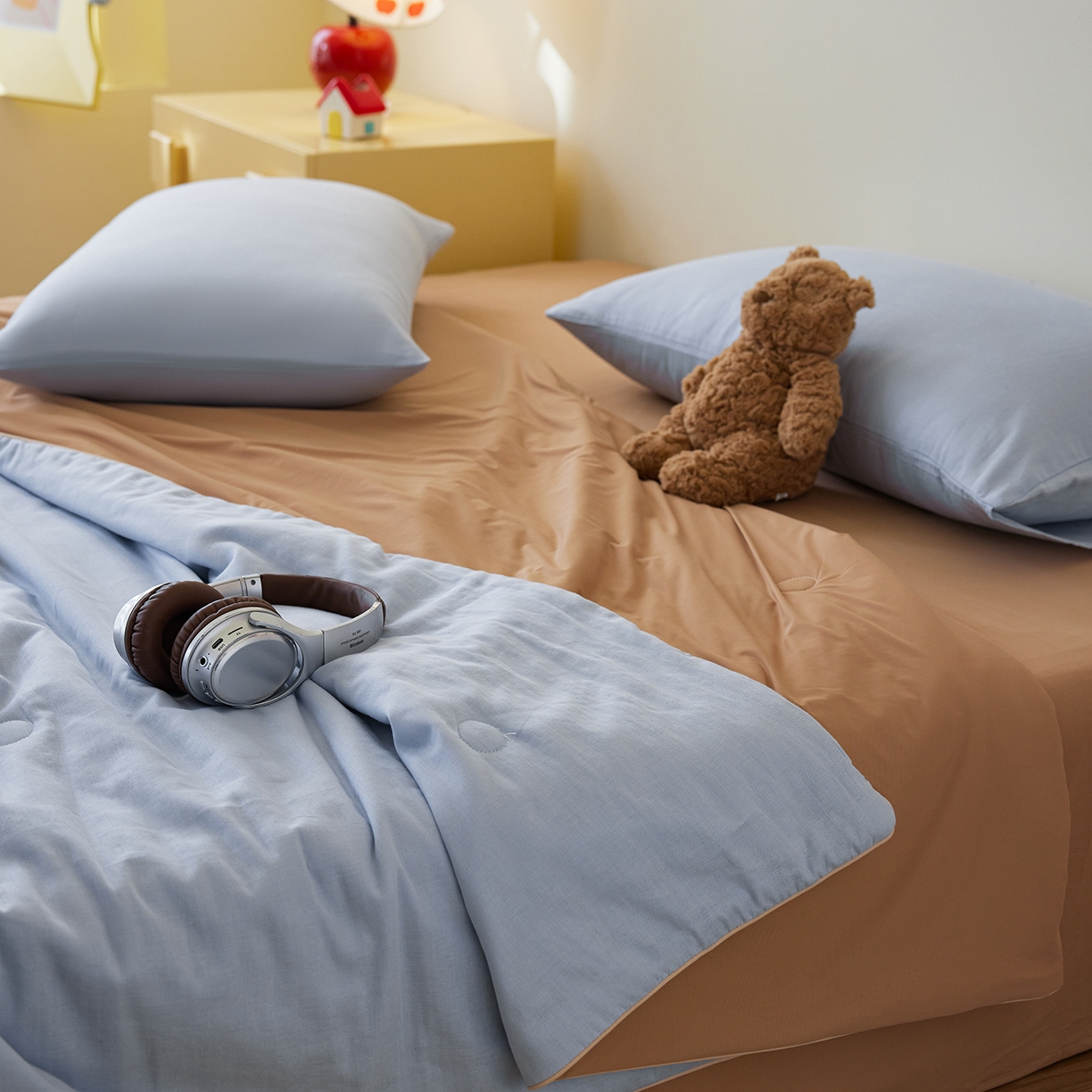 91家纺网 家纺一手货源 找家纺 莱宁被业 2026新款冰纱系列全棉双层纱锦氨凉感丝夏被 蓝莓可露丽