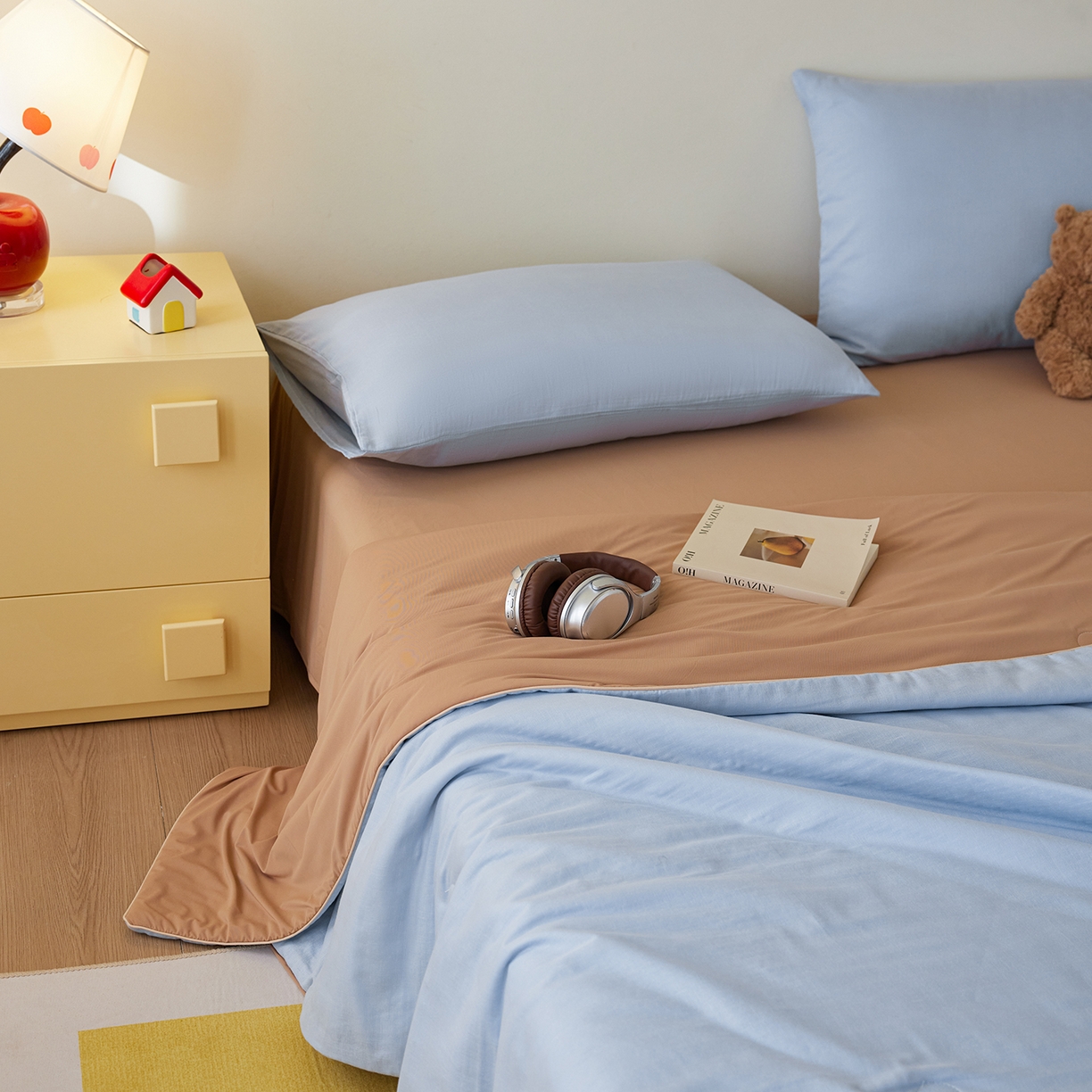 91家纺网 家纺一手货源 找家纺 莱宁被业 2026新款冰纱系列全棉双层纱锦氨凉感丝夏被 蓝莓可露丽