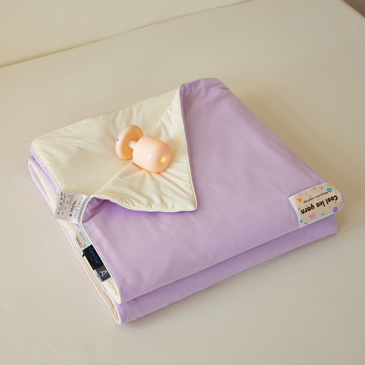 91家纺网 家纺一手货源 找家纺 莱宁被业 2026新款冰纱系列全棉双层纱锦氨凉感丝夏被 芋泥冰纱