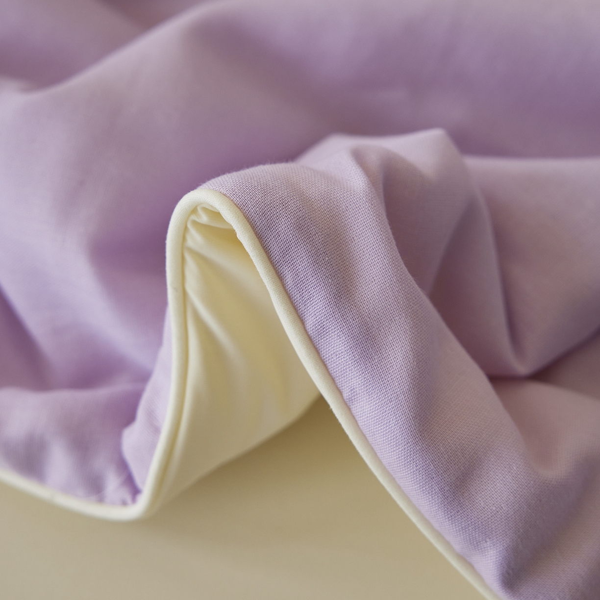 91家纺网 家纺一手货源 找家纺 莱宁被业 2026新款冰纱系列全棉双层纱锦氨凉感丝夏被 芋泥冰纱