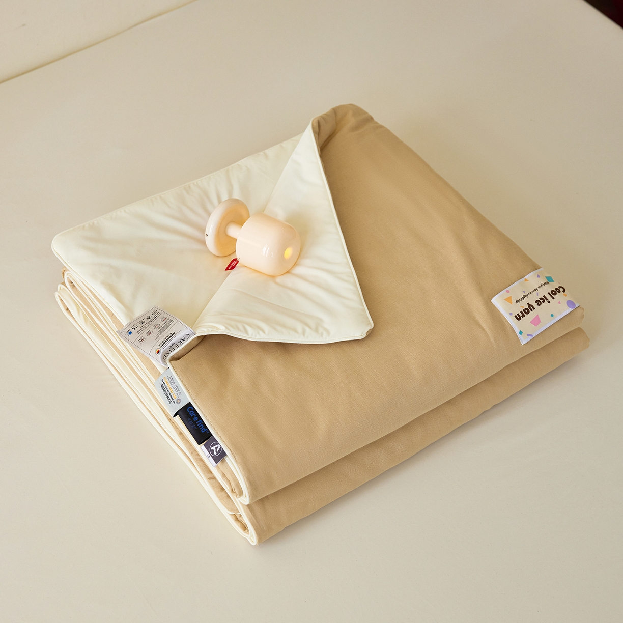 91家纺网 家纺一手货源 找家纺 莱宁被业 2026新款冰纱系列全棉双层纱锦氨凉感丝夏被 拿铁冰纱