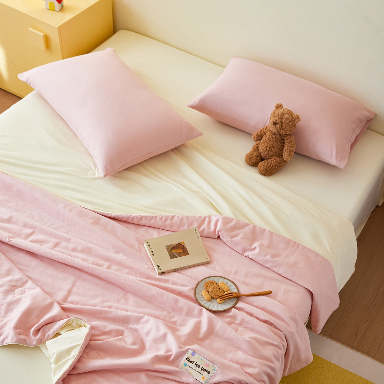 91家纺网 家纺一手货源 找家纺 莱宁被业 2026新款冰纱系列全棉双层纱锦氨凉感丝夏被 草莓冰纱