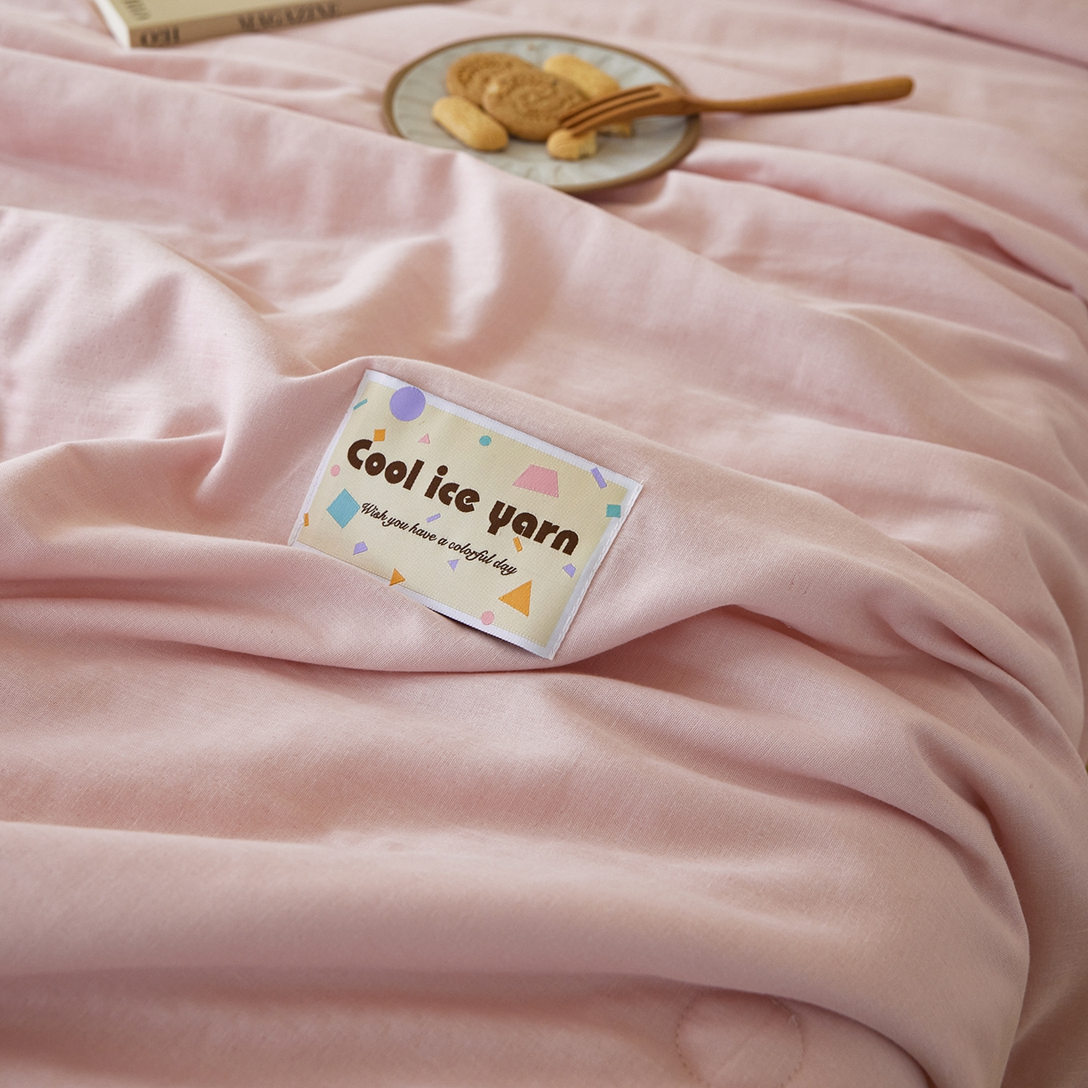 91家纺网 家纺一手货源 找家纺 莱宁被业 2026新款冰纱系列全棉双层纱锦氨凉感丝夏被 草莓冰纱