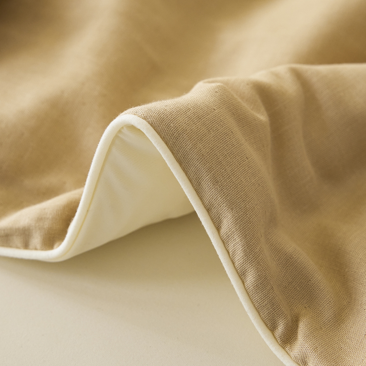 91家纺网 家纺一手货源 找家纺 莱宁被业 2026新款冰纱系列全棉双层纱锦氨凉感丝夏被 拿铁冰纱